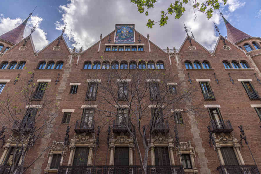 18 - Barcelona - casa Terradas o casa de les Punxes.jpg